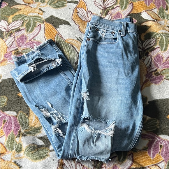 Abercrombie & Fitch Ultra High Rise Mom Jean - Picture 1 of 4